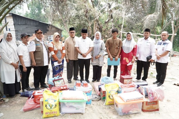 DINSOS P3A KABUPATEN TEBO SALURKAN BANTUAN SOSIAL BAGI KORBAN KEBAKARAN DI KECAMATAN TEBO TENGAH
