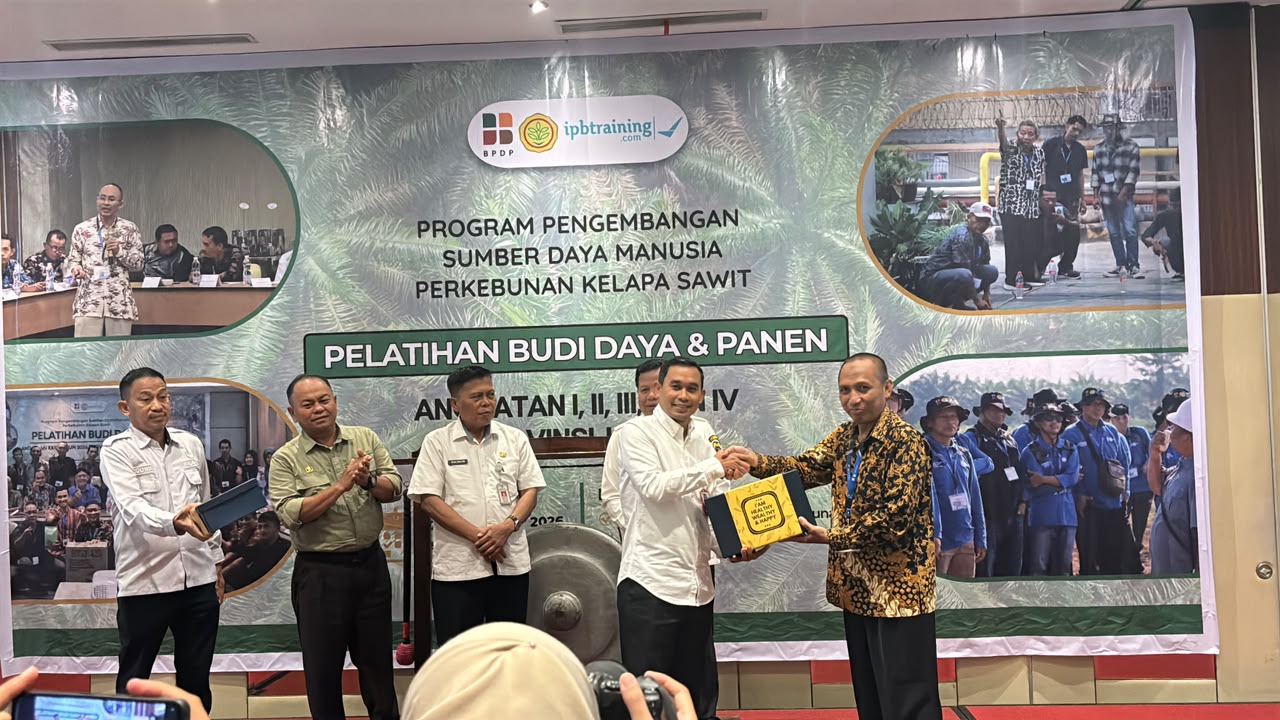 Kepala Disbunnakkan Kabupaten Tebo, Heru Purnomo, S.E., Berikan Materi Pelatihan Budi Daya, Panen, dan Pascapanen Kelapa Sawit